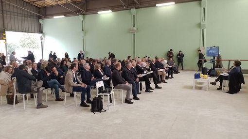 incontro con persone sedute su più file incontro con persone sedute su più file