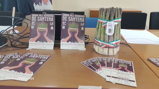 mazzi di asparagi e depliant