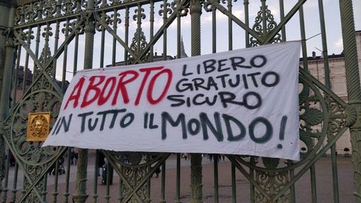 Manifesto pro aborto appeso a un cancello Manifesto pro aborto appeso a un cancello