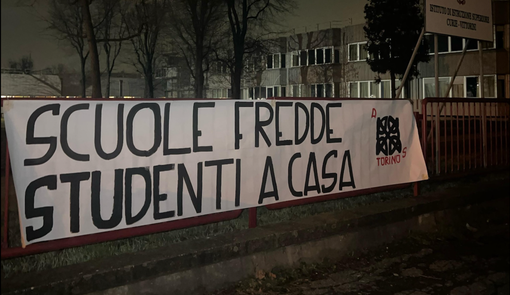 "Scuole fredde, studenti a casa", lo striscione di Azione studentesca davanti al Curie-Vittorini di Grugliasco "Scuole fredde, studenti a casa", lo striscione di Azione studentesca davanti al Curie-Vittorini di Grugliasco