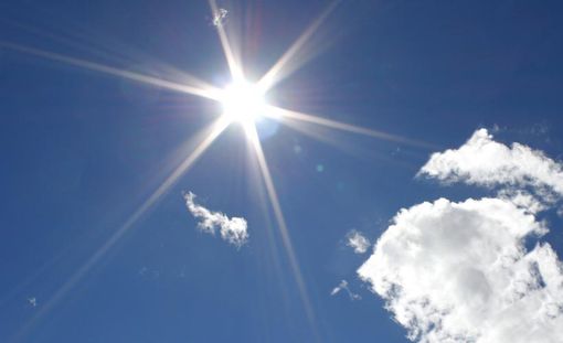 Sole con nuvole e cielo azzurro