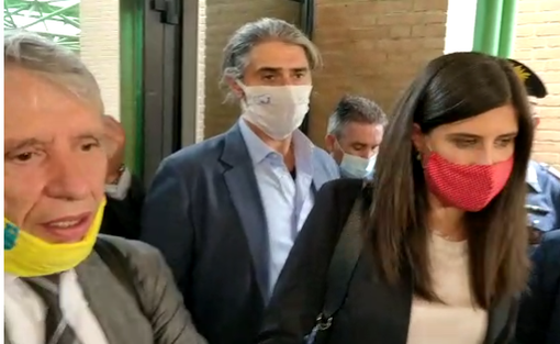 Chiara Appendino con l'avvocato Chiappero mentre esce dal tribunale Chiara Appendino con l'avvocato Chiappero mentre esce dal tribunale