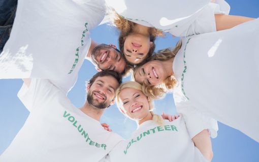 Volontari abbracciati Volontari abbracciati