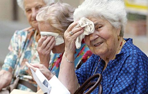 persone anziane che hanno caldo