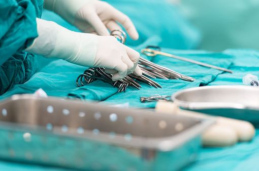 mani chirurgo sui ferri da operazione e disegno bimbo per medici molinette mani chirurgo sui ferri da operazione e disegno bimbo per medici molinette