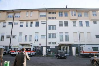 Varese, uccide la moglie ricoverata in ospedale e poi si spara Varese, uccide la moglie ricoverata in ospedale e poi si spara