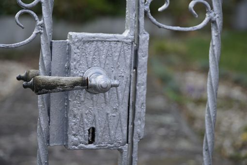 Servitù in condominio: chi paga le spese del cancello? Servitù in condominio: chi paga le spese del cancello?