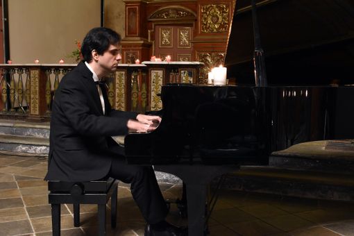 Fabrizio Sanretto, il Pianista del Buio in concerto nella Cappella Mandina di Grugliasco