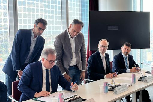 La firma sull'accordo La firma sull'accordo