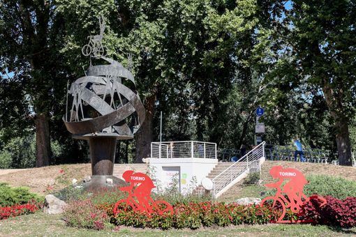 Torino si colora di rosso per il via della Vuelta di ciclismo