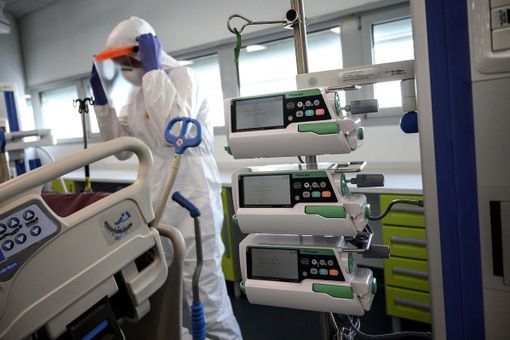 infermiere in un reparto covid infermiere in un reparto covid