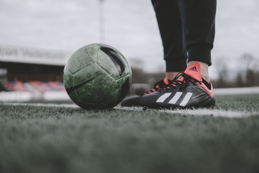 campo da calcio con un pallone