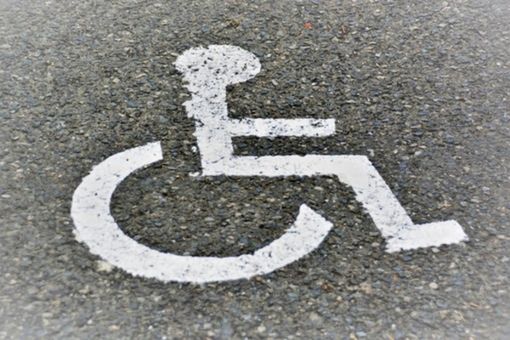 Il simbolo che distingue i parcheggi per disabili