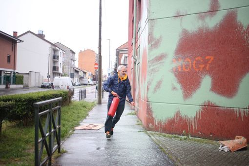 uomo con estintore che spara vernice