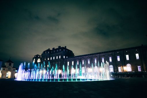 Reggia di Venaria di notte con fontana accesa