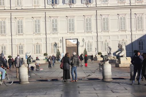 turisti davanti a Palazzo Reale
