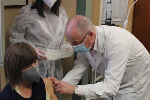 Covid, al via il 3 giugno le vaccinazioni nelle aziende. E il 5 sera spazio ai giovani per la Open night vaccinale per la fascia 18-28 Covid, al via il 3 giugno le vaccinazioni nelle aziende. E il 5 sera spazio ai giovani per la Open night vaccinale per la fascia 18-28