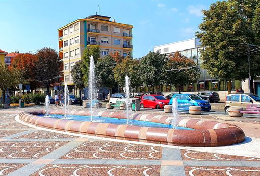 fontana al centro di una piazza fontana al centro di una piazza