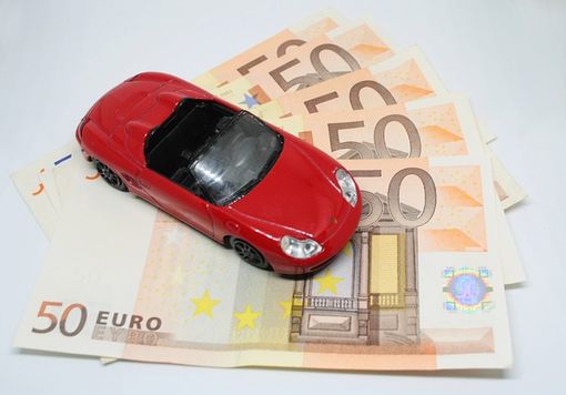 automobilina su banconote in euro automobilina su banconote in euro