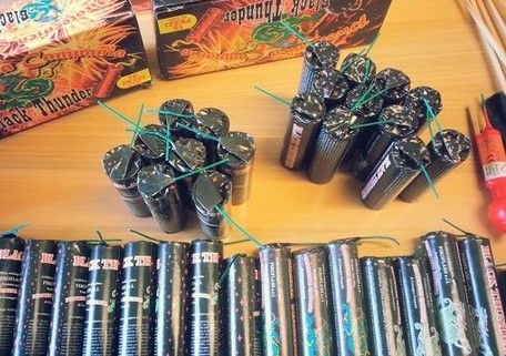 Una tonnellata e mezzo di fuochi d'artificio illegali e pericolosi sequestrati dalla Guardia di Finanza: un arresto Una tonnellata e mezzo di fuochi d'artificio illegali e pericolosi sequestrati dalla Guardia di Finanza: un arresto