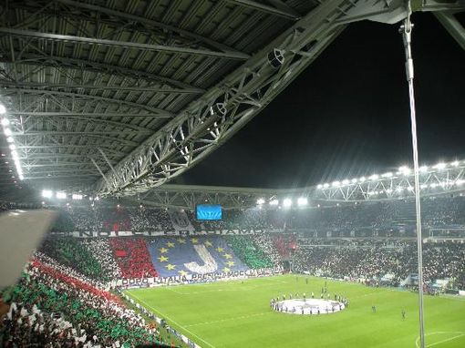 La Juve fa gol nella solidarietà: i dirigenti donano le ferie per i lavoratori dei negozi chiusi per Covid La Juve fa gol nella solidarietà: i dirigenti donano le ferie per i lavoratori dei negozi chiusi per Covid