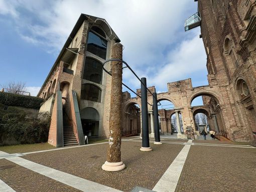 Primavera al Castello di Rivoli: l'omaggio ai 90 anni di Griffa, i ritratti di Lanfranco e il riallestimento sull'Arte Povera