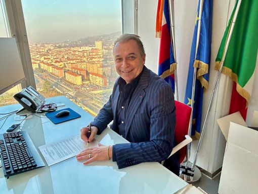 uomo biondo sorridente seduto alla scrivania uomo biondo sorridente seduto alla scrivania