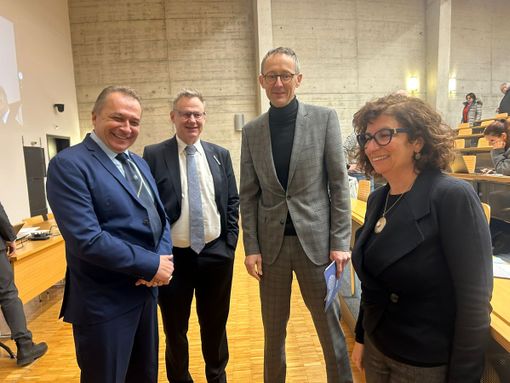 foto di gruppo di esponenti politici