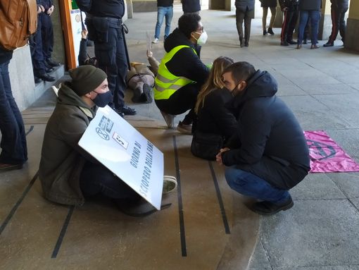 Emergenza climatica, nuova azione di Extinction Rebellion davanti al Palazzo della Regione