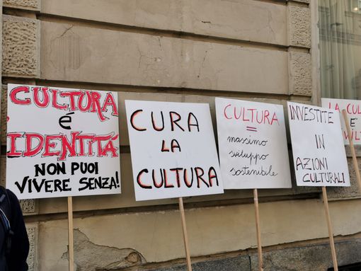 Regione, il comitato Emergenza Cultura: "Chiediamo i contributi già previsti per il 2020". Poggio: "Tavolo convocato per il 22 ottobre" (VIDEO) Regione, il comitato Emergenza Cultura: "Chiediamo i contributi già previsti per il 2020". Poggio: "Tavolo convocato per il 22 ottobre" (VIDEO)