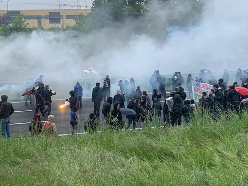 G7 del clima a Venaria, i manifestanti bloccano la tangenziale