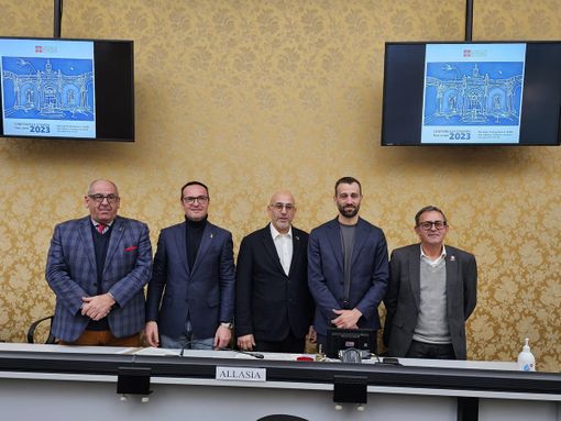 persone insieme dietro un tavolo persone insieme dietro un tavolo