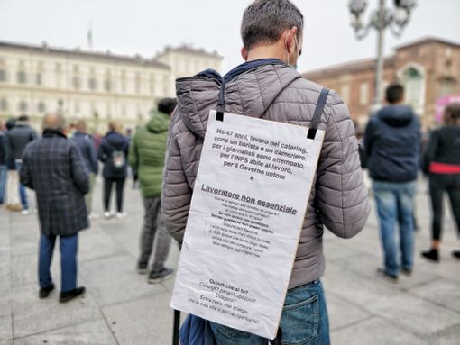 Manifestazione di persone in piazza Castello Manifestazione di persone in piazza Castello