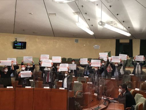 Gioco d'azzardo, iniziata in aula la discussione della nuova legge. Ostruzionismo a oltranza e proteste delle opposizioni