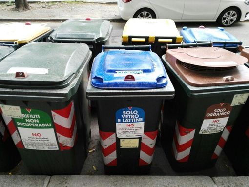 bidoni della raccolta differenziata dei rifiuti