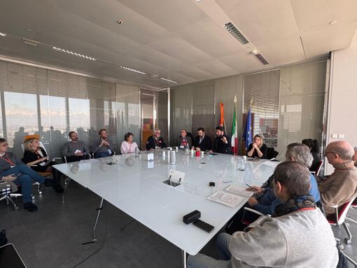 persone insieme attorno a un tavolo persone insieme attorno a un tavolo