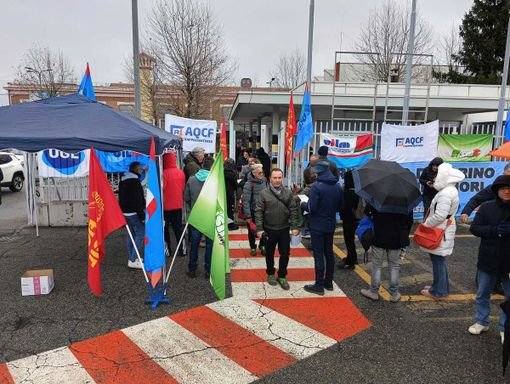 Volantinaggio dei sindacati metalmeccanici davanti alla Magneti Marelli di Venaria