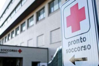 Crolla balcone durante gita scolastica a Ferrara, insegnante e guida in ospedale