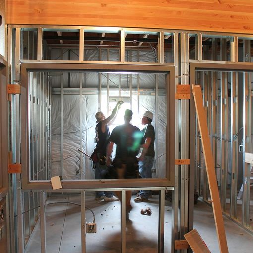 muratori in azione in cantiere domestico