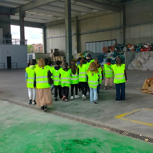 Gli studenti della scuola media Lessona in visita allo stabilimento Vergero di Venaria
