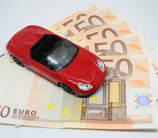 automobilina su banconote in euro
