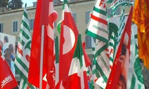 Tre persone al tavolo