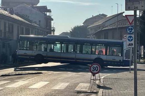 Il bus incastrato sulla rotondina (foto da Facebook)