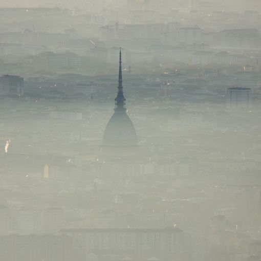 Torino e la Mole avvolte dalla nebbia