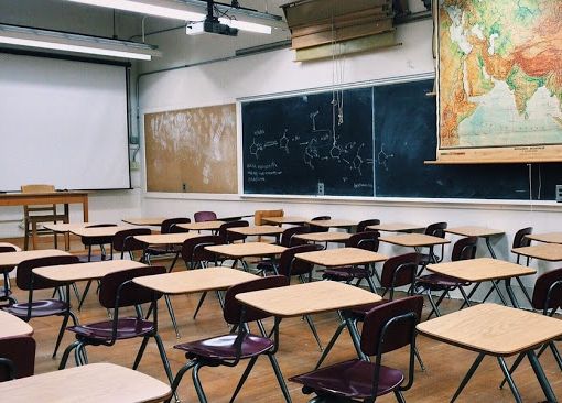 aula scolastica con banchi vuoti