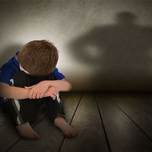 bambino seduto per terra