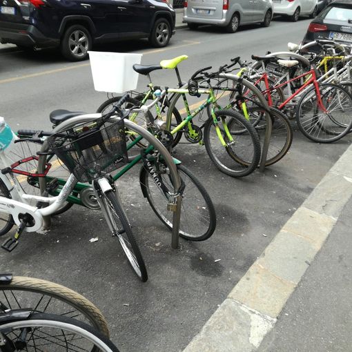 biciclette legati agli stalli