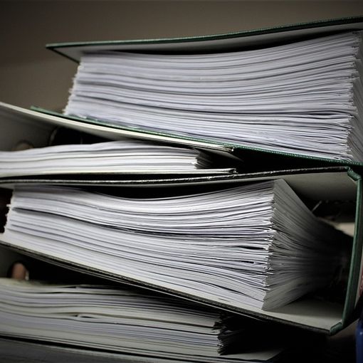 Faldoni uno sopra l'altro, burocrazia