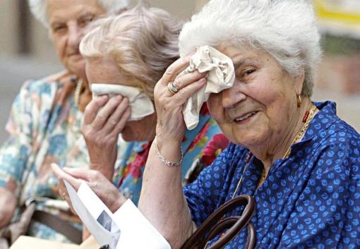persone anziane che hanno caldo