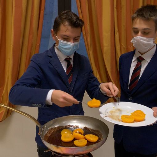 Camerieri all'opera in una sala di ristorante